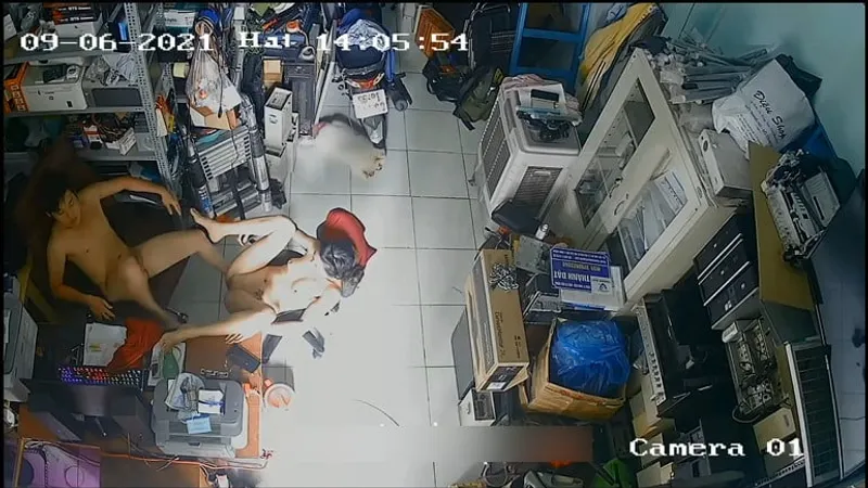 Bà xã chồng làm tình nhau trong của hàng máy tính